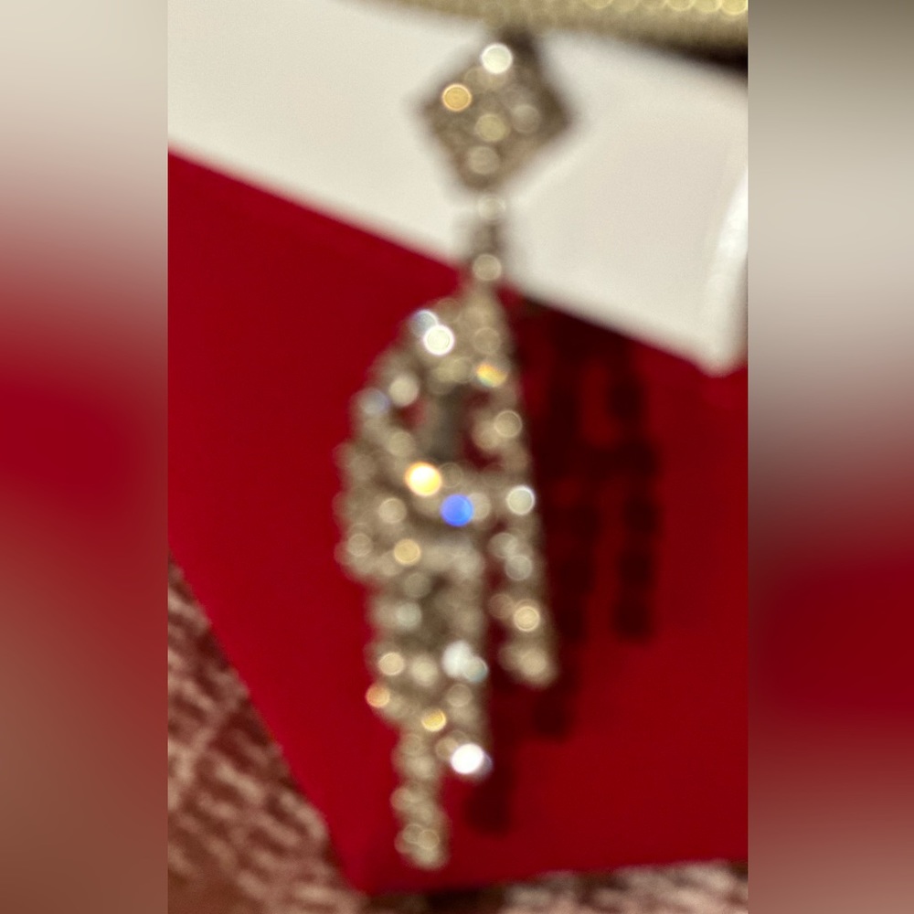 Sparkly glamorous dangle crystal earrings! - Picture 3 of 9